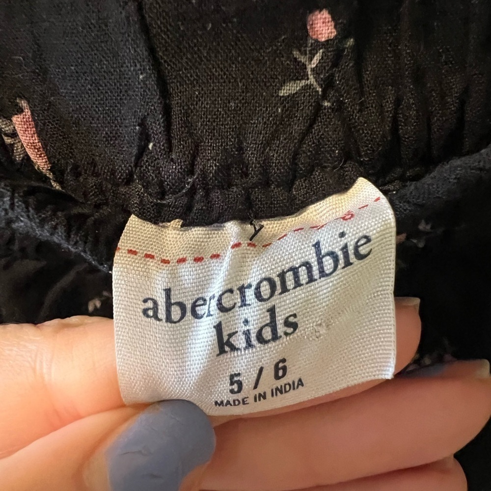 Abercrombie Kids skirt with shorts underneath. Size 5/6. - Picture 3 of 4